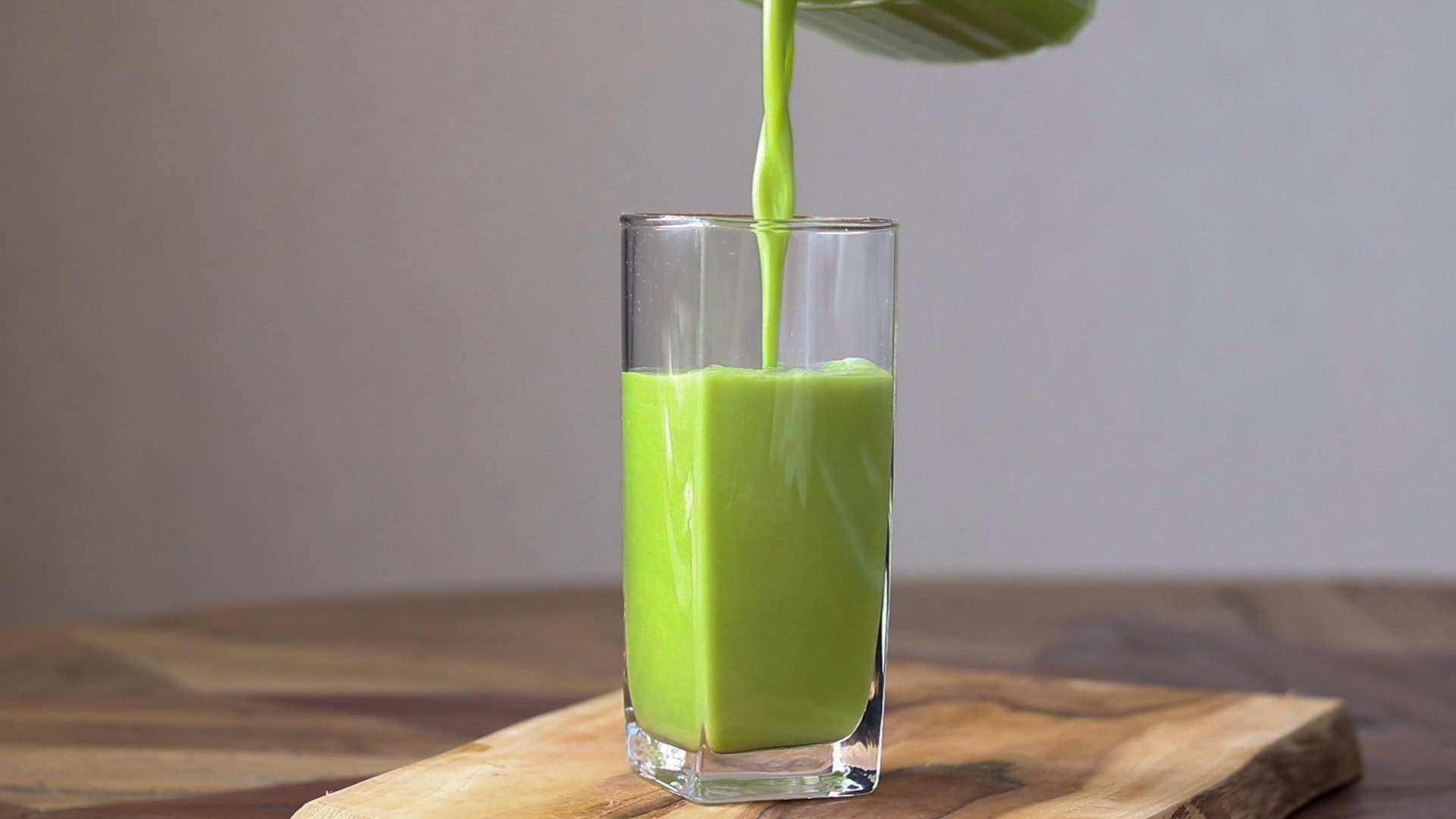 ▷ ¿Cómo hacer jugo verde en la licuadora portátil X-Shock?