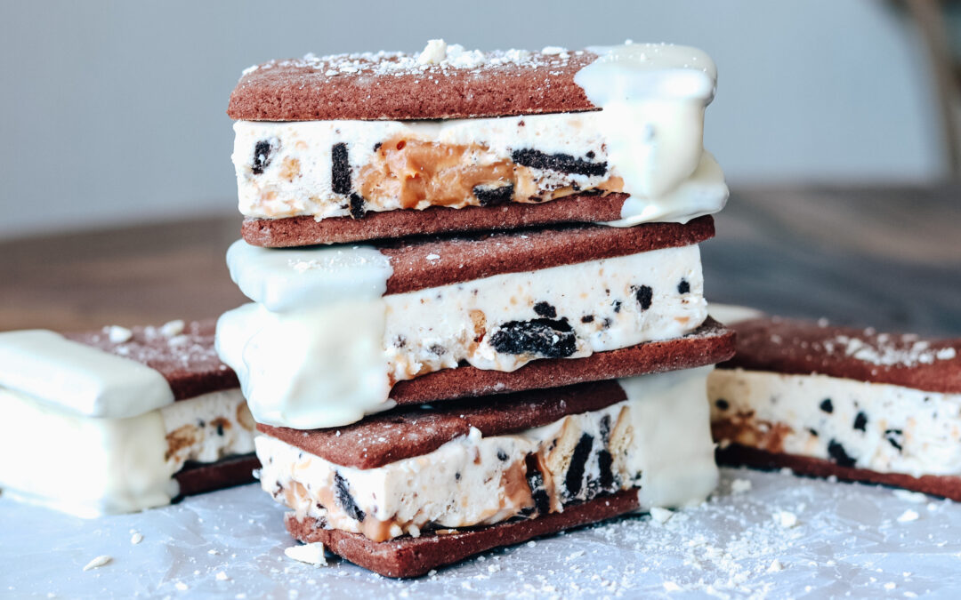 Sandwich de Helado con Galleta Oreo y Dulce de Leche